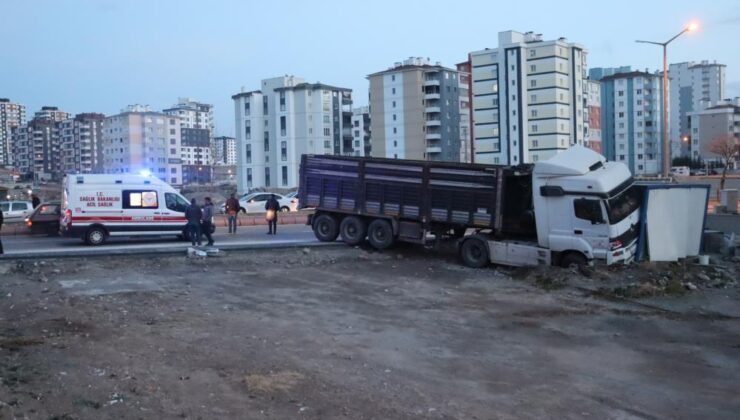 Yoldan çıkan tır konteynıra girdi