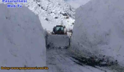 Yüksekova’da,5 metreye ulaşan kar kalınlığında yolları açan ekipler