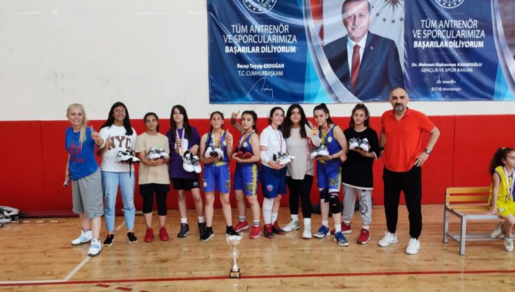 Çifte şampiyonluk yaşatan genç basketbolculara anlamlı hediye Belediye Başkanından
