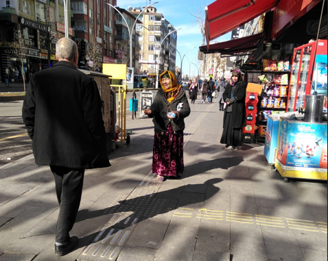 Yasağa uymayarak dileniyorlar