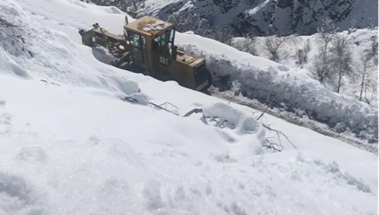 Kulp’ta kar kalınlığı 80 cm’ye ulaştı