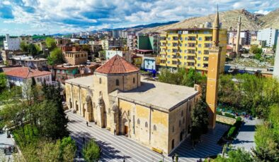 Tarihi ve Mimari detaylarla dolu bir mabed: Selahaddin-i Eyyubi Camii
