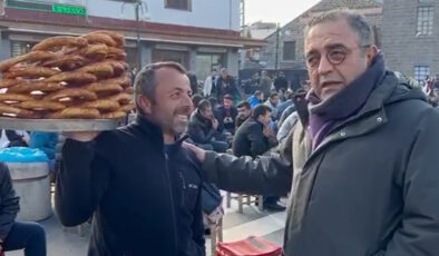 Tanrıkulu, Bilden’in ‘Simitçiyle Olan Diyaloğunu’ Simit Dağıtarak Eleştirdi