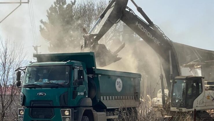 TOKİ konutlarına içme suyu isale hattı çalışmaları sürüyor