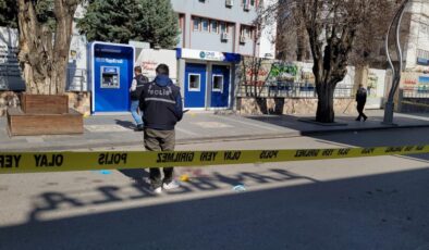 Silvan’da yoldan geçenler kurşunların hedefi oldu