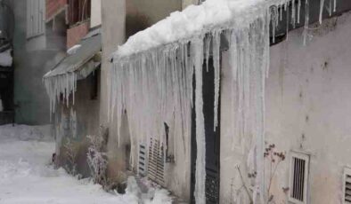 Ardahan soğuğunda araçlar durdu