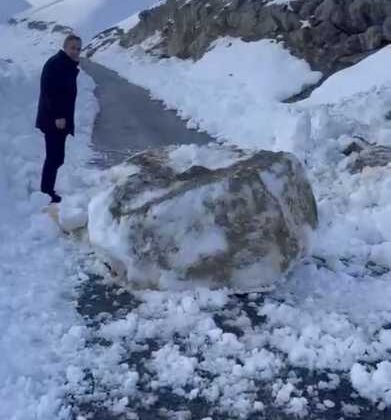 Kamyonetin önüne kaya düştü, kıl payı kurtuldular