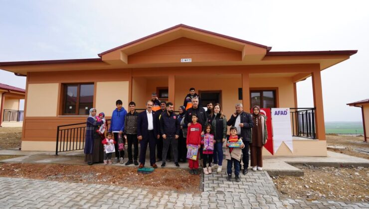 Adıyaman’da depremzede ailelere ev teslimi