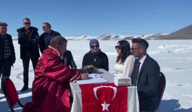 Çıldır’da buz üstü nikah