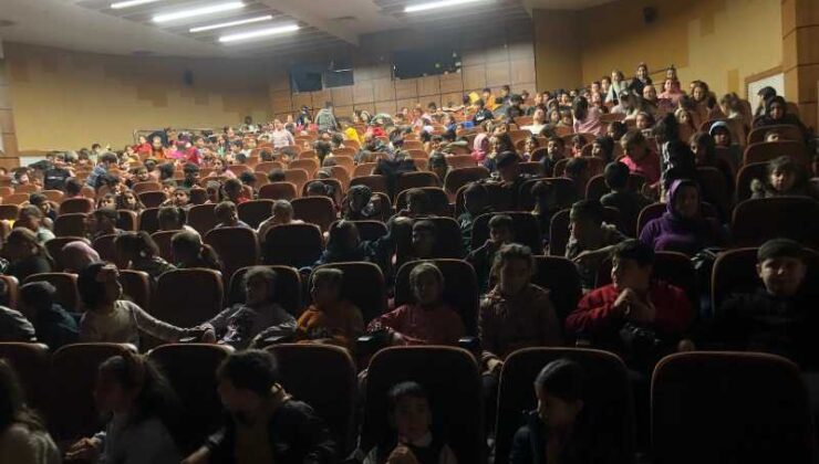 Bağlarda binlerce öğrenci tiyatro ile tanışacak