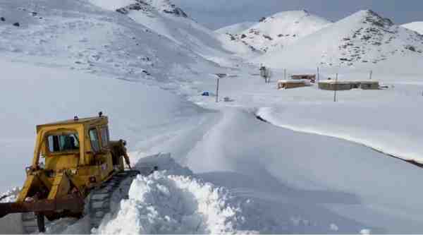 Yayla yolunda zorlu mücadele