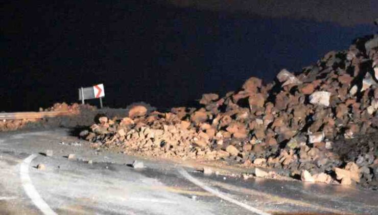 Bitlis’te heyelan yolu kapattı