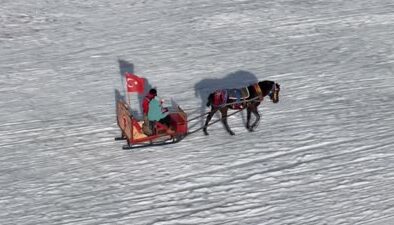 Çıldır Gölü’nde buz üstü eğlenceler