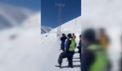Çığ altında kalan kepçe operatörü kurtarıldı