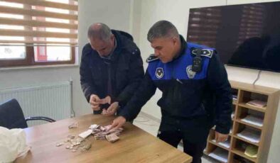 Cuma namazında 873 lira toplayan dilenci