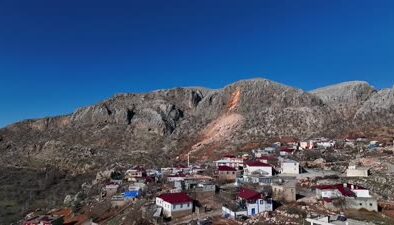 Deprem sonrası dağdan kopan kayalar taşındı