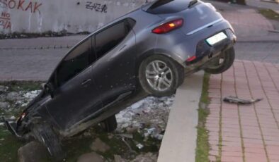 Diyarbakır’da Kazaya karışan araç kaldırımdan boş araziye uçtu