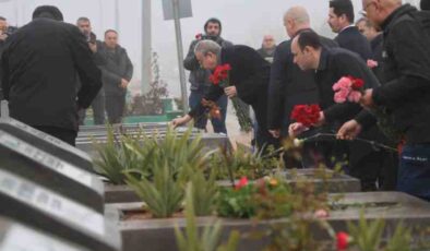 Diyarbakır’da depremde yitirilenlere karanfil bırakıldı