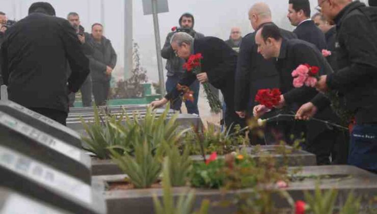 Diyarbakır’da depremde yitirilenlere karanfil bırakıldı