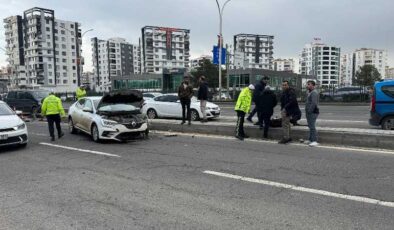 Diyarbakır’da otomobil refüje çarptı