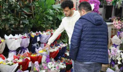 Diyarbakır’da sevgililer gününde yapay çiçek tercihi