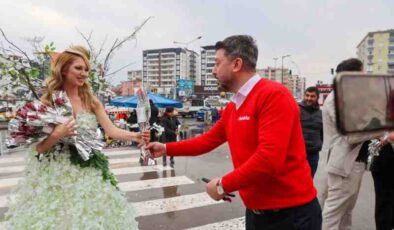 Diyarbakır’da sevgililer gününe özel çiçekli gelinlikler sergilendi