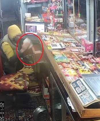 Diyarbakır’da uyuyan sahibin büfesini soydu