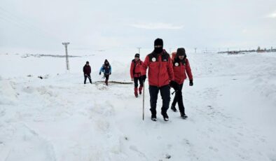Karlı yolda hamile kadını kurtarma operasyonu