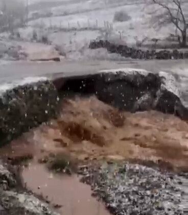Elazığ’da sel yolları yuttu