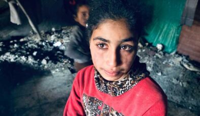 Gazze’de yaşam enkaz altında sürüyor