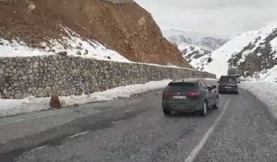 Hizan’da yola düşen kayalar tehlike saçtı
