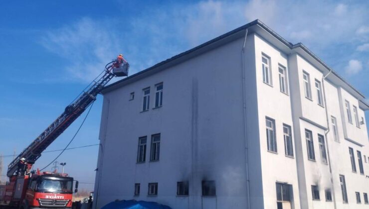 Iğdır’da okulda yangın paniği