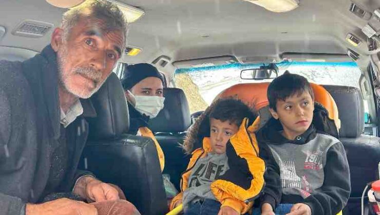 Karda mahsur kalan kardeşler kurtarıldı