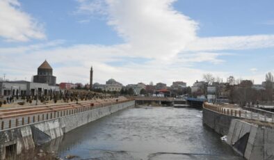 Kars Çayı’nın buzları çözüldü