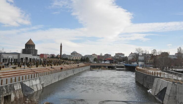Kars Çayı’nın buzları çözüldü