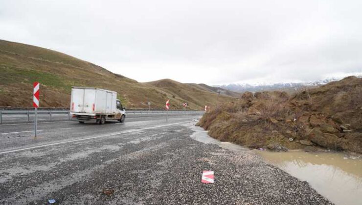 Muş-Erzurum yolunda heyelan trafiği aksattı