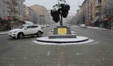 Muş’ta 39 köy yolunda kar yağışı