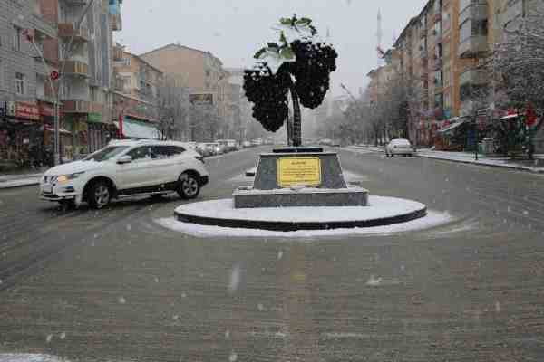 Muş’ta 39 köy yolunda kar yağışı