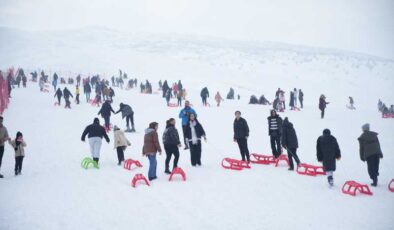 Muş’ta çocuklar için kar eğlencesi