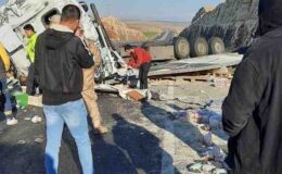 Nurdağı’nda tır devrildi: yol kapandı