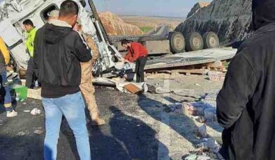 Nurdağı’nda tır devrildi: yol kapandı