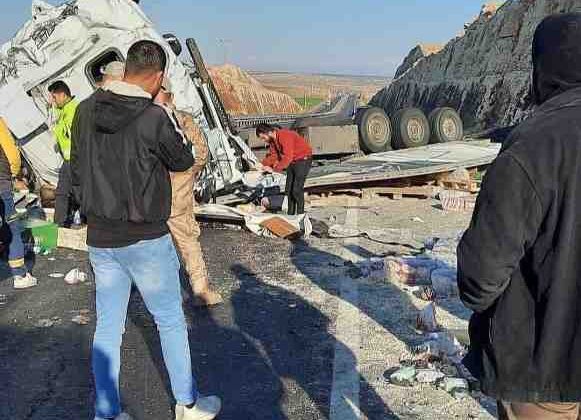 Nurdağı’nda tır devrildi: yol kapandı