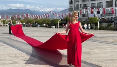 100 metre kuyruklu kırmızı gelinlik gösterisi