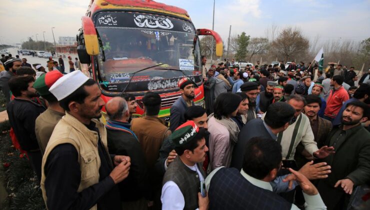 Pakistan’da seçim protestoları sürüyor
