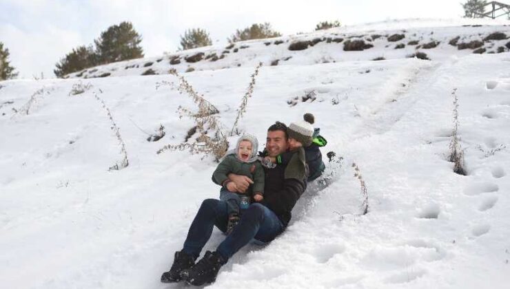 Poşetle kayan çocukların mutluluğu