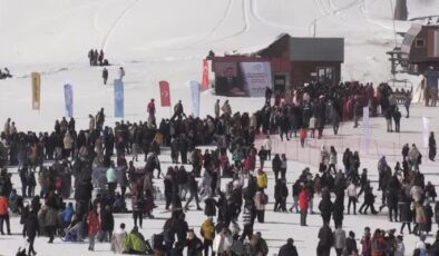 Şemdinlili gençlerden festivalde tahta kayak şovu