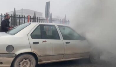Diyarbakır’da Seyir halindeki otomobil alev aldı