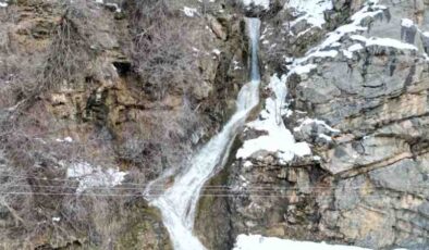 Şırnak’ta buz tutan şelale manzarası