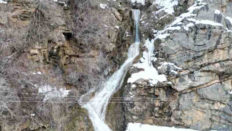 Şırnak’ta buz tutan şelale manzarası
