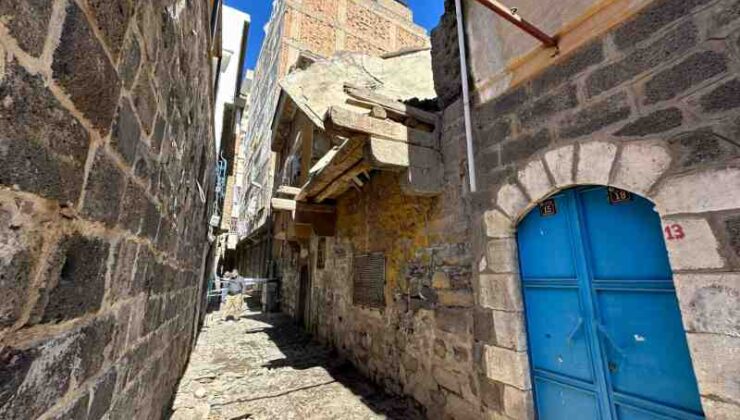 Sur’da hasarlı evin çatısı çöktü